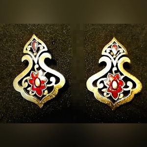 Vintage enamel flower and golden scroll earrings